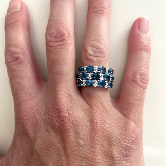 Stunning White and blue topaz sterling cluster ring. Brand new, never worn - Picture 6 of 9